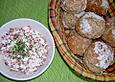 Dinkel-Nuss Br&ouml;tchen mit buntem H&uuml;ttenk&auml;se