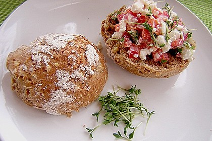 Dinkel-Nuss Br&ouml;tchen mit buntem H&uuml;ttenk&auml;se 1