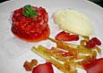 Carpaccio und Tatar von Erdbeeren und Rhabarber mit Vanilleeis