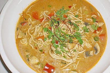 Pikante Thai Suppe mit Kokos und H&uuml;hnchen