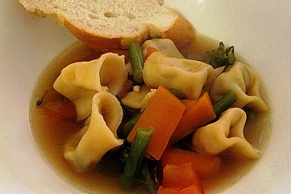 Gem&uuml;sesuppe mit K&auml;setortellini