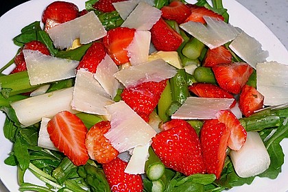 Spargel - Erdbeer - Salat mit Rucola und Pamesan