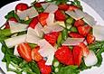 Spargel - Erdbeer - Salat mit Rucola und Pamesan