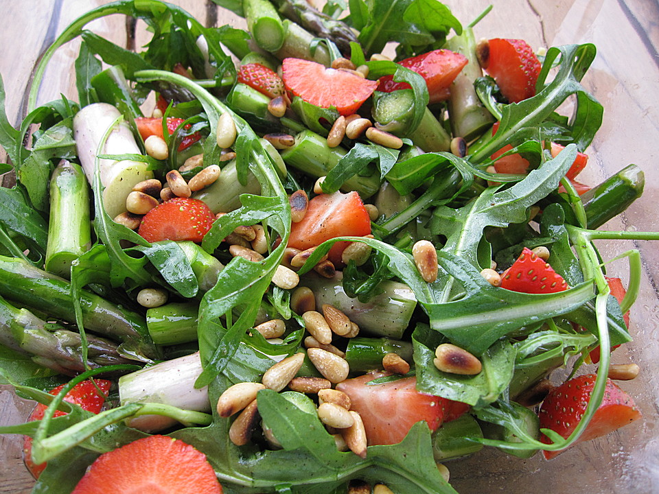 Spargel - Erdbeer - Salat mit Rucola und Pamesan (Rezept mit Bild ...