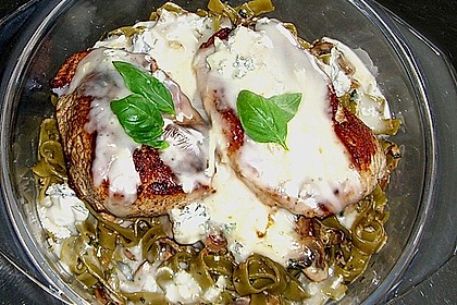 &Uuml;berbackene Medaillons auf gr&uuml;nen Nudeln in Champignon - Basilikum - Sauce