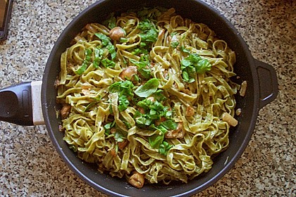 &Uuml;berbackene Medaillons auf gr&uuml;nen Nudeln in Champignon - Basilikum - Sauce 1
