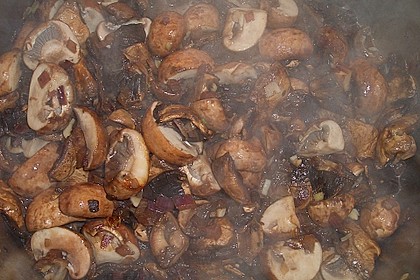 &Uuml;berbackene Medaillons auf gr&uuml;nen Nudeln in Champignon - Basilikum - Sauce 3