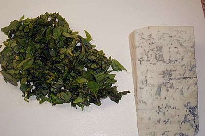 &Uuml;berbackene Medaillons auf gr&uuml;nen Nudeln in Champignon - Basilikum - Sauce 4