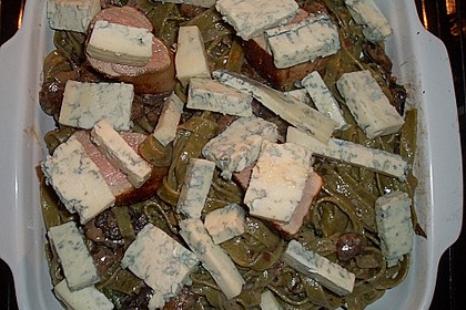 &Uuml;berbackene Medaillons auf gr&uuml;nen Nudeln in Champignon - Basilikum - Sauce 5