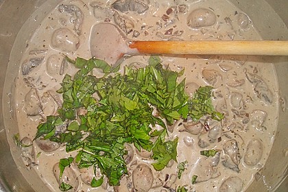 &Uuml;berbackene Medaillons auf gr&uuml;nen Nudeln in Champignon - Basilikum - Sauce 8