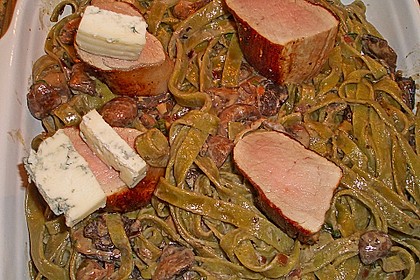 &Uuml;berbackene Medaillons auf gr&uuml;nen Nudeln in Champignon - Basilikum - Sauce 9