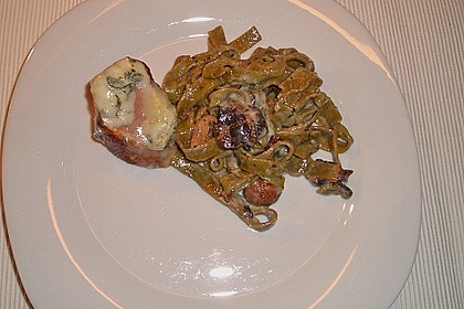 &Uuml;berbackene Medaillons auf gr&uuml;nen Nudeln in Champignon - Basilikum - Sauce 10