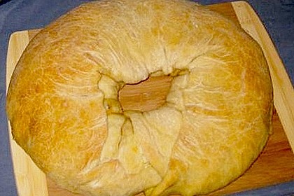 Gef&uuml;llter Brotkranz mit Schinken, K&auml;se, Ei und Basilikum