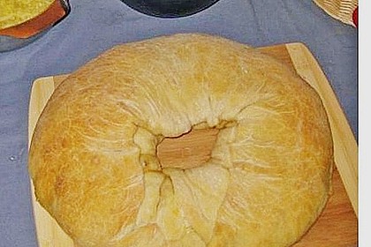 Gef&uuml;llter Brotkranz mit Schinken, K&auml;se, Ei und Basilikum 1