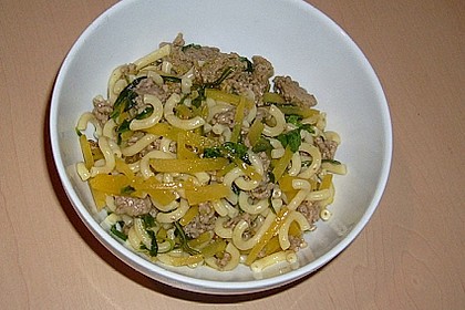 Hackfleisch - Nudel - Pfanne mit Rucola und Steckr&uuml;ben