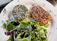 B&auml;rlauchflan an Wildkr&auml;utersalat mit Himbeerdressing und Dorschfilet in schwarz-wei&szlig;er Sesamkruste