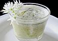 Brokkolicremesuppe mit Kerbelschaum und pochiertem Wachtelei
