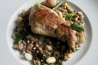 Kaninchenkeule auf einem Lauchzwiebel - Champignon - Spargelkompott