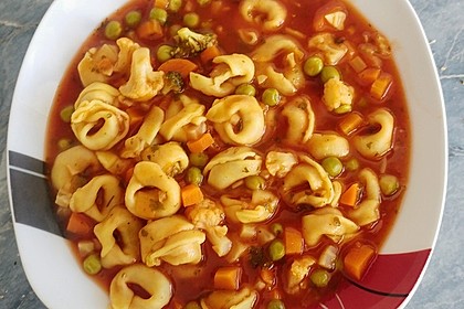 Leckere Gemüse - Tomaten - Suppe mit Tortellini 1