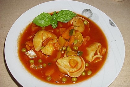 Leckere Gemüse - Tomaten - Suppe mit Tortellini 4