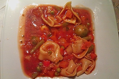 Leckere Gemüse - Tomaten - Suppe mit Tortellini 12