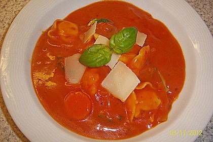 Leckere Gemüse - Tomaten - Suppe mit Tortellini 9
