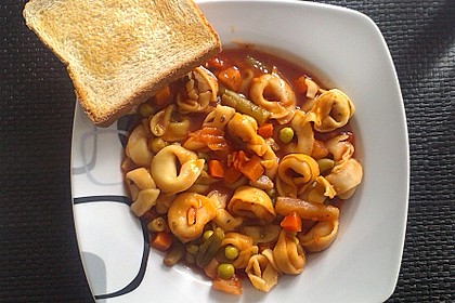Leckere Gemüse - Tomaten - Suppe mit Tortellini 5