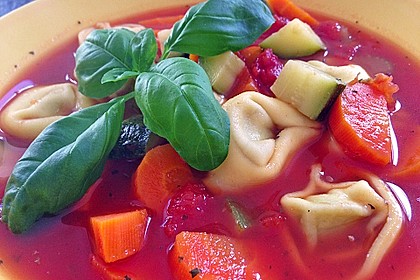 Leckere Gemüse - Tomaten - Suppe mit Tortellini 6