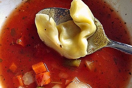 Leckere Gemüse - Tomaten - Suppe mit Tortellini 10