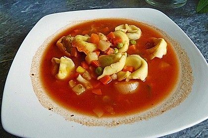 Leckere Gemüse - Tomaten - Suppe mit Tortellini 2