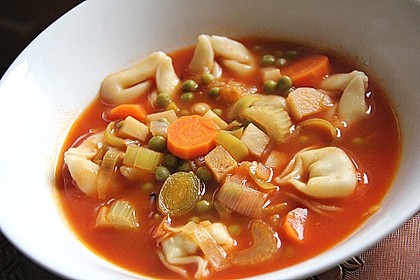 Leckere Gemüse - Tomaten - Suppe mit Tortellini