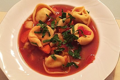Leckere Gemüse - Tomaten - Suppe mit Tortellini 8