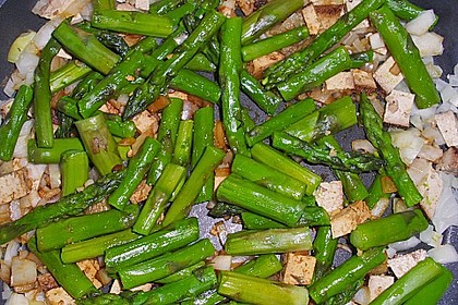 Gr&uuml;ner Spargel mit Tofu zu Spaghetti 1