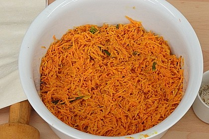 Scharfer M&ouml;hrensalat mit Joghurt - Sesam - Sauce