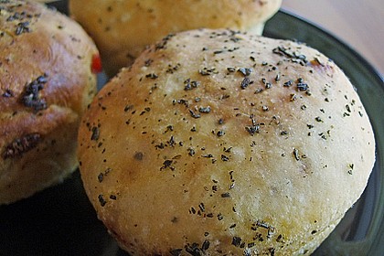 Gef&uuml;llte kleine Br&ouml;tchen (in der Muffinform gebacken)