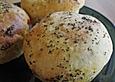 Gef&uuml;llte kleine Br&ouml;tchen (in der Muffinform gebacken)