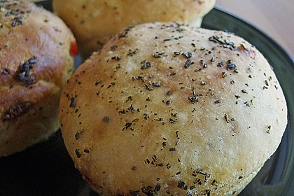 Gef&uuml;llte kleine Br&ouml;tchen (in der Muffinform gebacken) 1