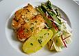 Blaulengmedaillons mit Spargel und Pellkartoffelscheibe