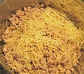 Vollkornk&auml;sesp&auml;tzle mit gebratenen Zwiebelringen (Bild)