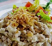 Vollkornk&auml;sesp&auml;tzle mit gebratenen Zwiebelringen (Bild)
