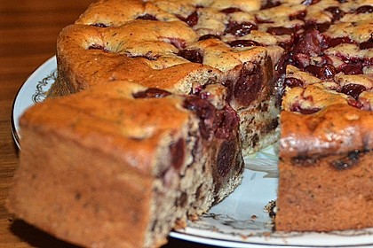 Saftiger  R&uuml;hrkuchen mit Kirschen und Schokosplittern 1