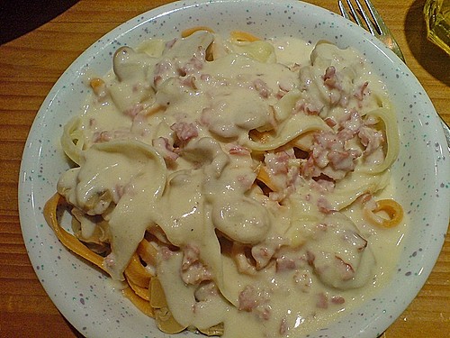 Schnelle Nudelsoße mit Speck, Champignons und Zwiebeln (Rezept mit Bild ...