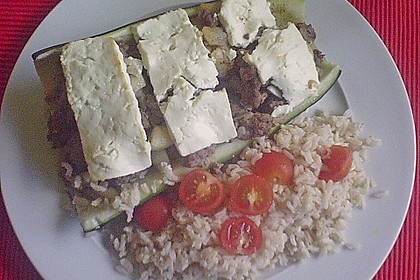 Mit Hackfleisch gef&uuml;llte Zucchini
