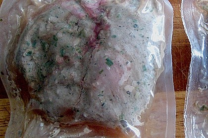 Lammmedaillons unter Vakuum gegart auf zwei Sorten Bohnen und Spargelabschnitten