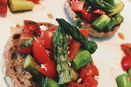 Bruschetta mit grünem Spargel und Tomaten 9