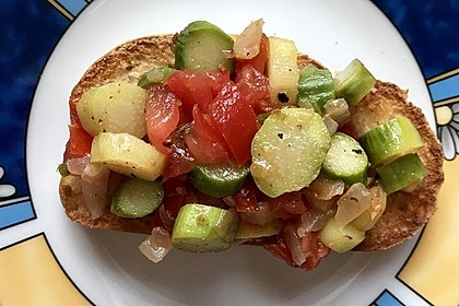 Bruschetta mit grünem Spargel und Tomaten
