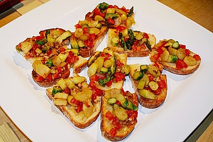 Bruschetta mit grünem Spargel und Tomaten 6