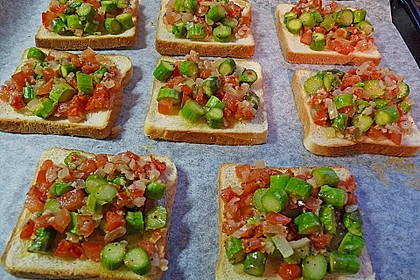 Bruschetta mit grünem Spargel und Tomaten 18
