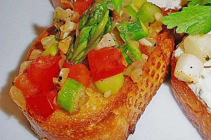 Bruschetta mit grünem Spargel und Tomaten 7