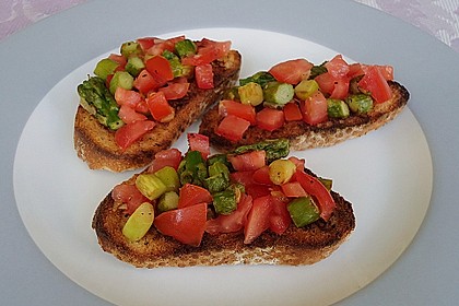 Bruschetta mit grünem Spargel und Tomaten 3